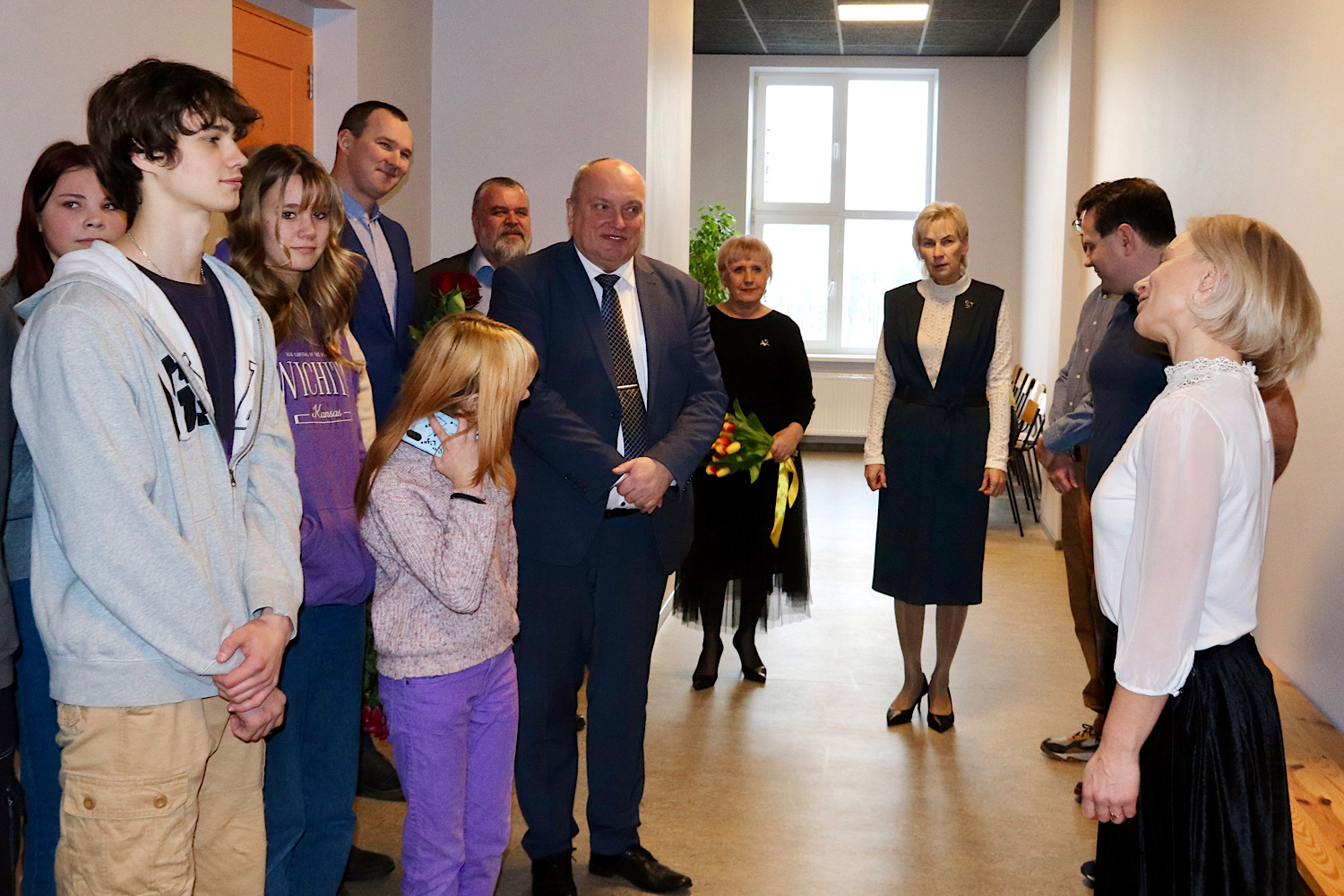Viesi un skolēni gaitenī