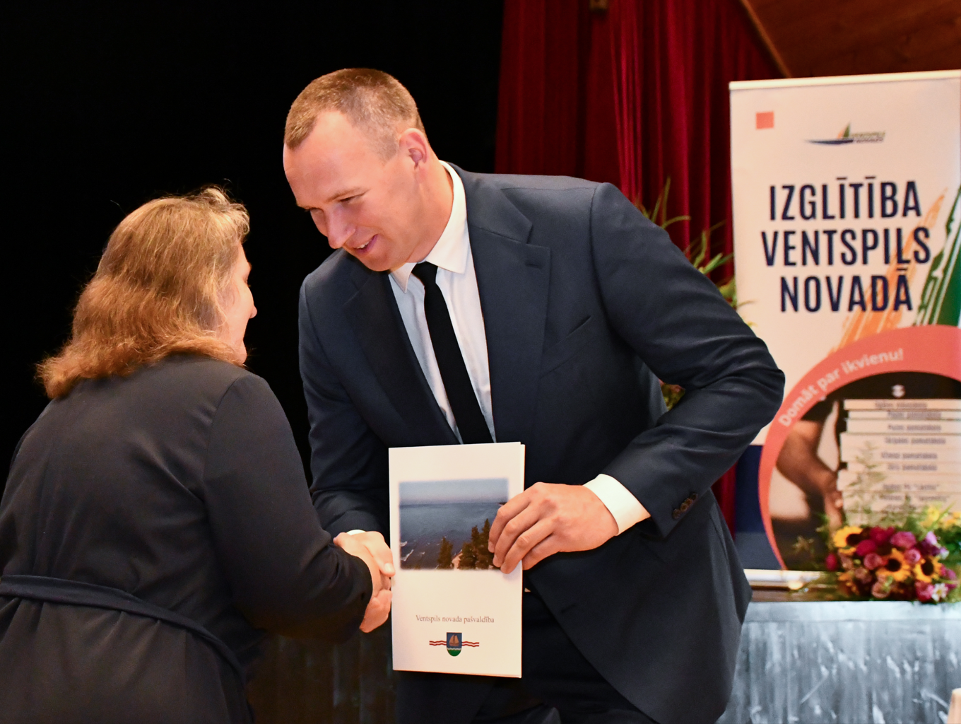 Izsaka pateicību pedagogiem