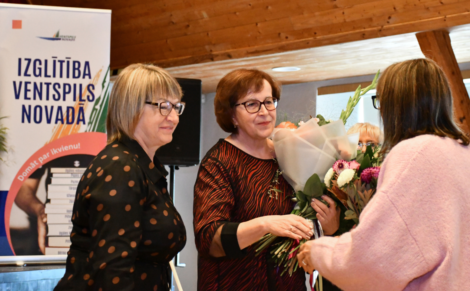 Puzes bijušā direktore tiek apdāvināta ar puķēm