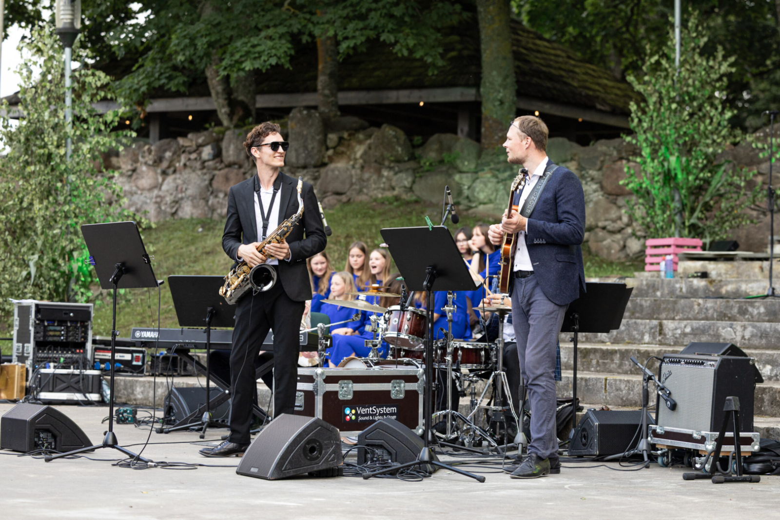 Muzikanti spēlē instrumentus