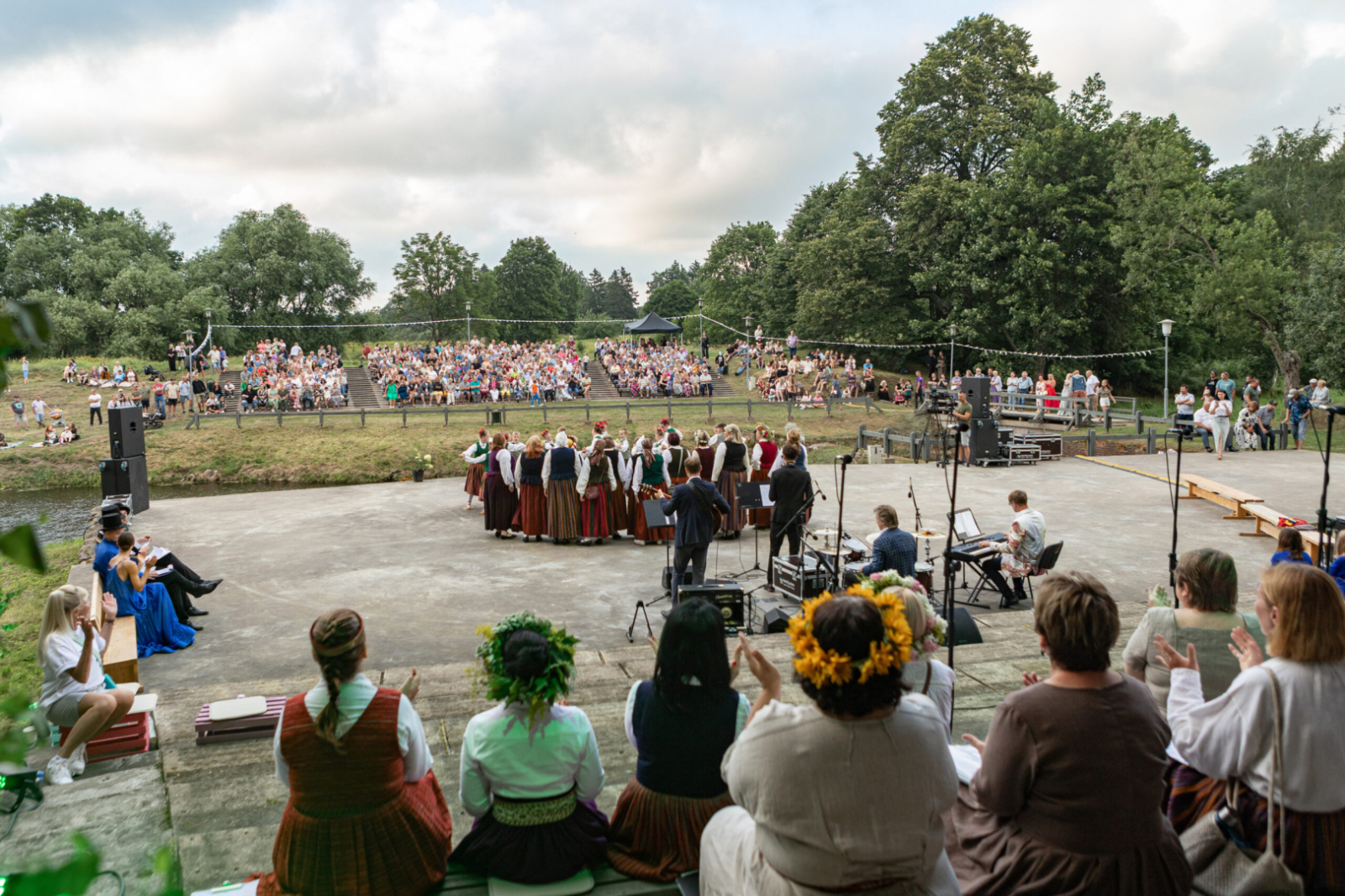 Piltenes estrāde pilna ar skatītājiem
