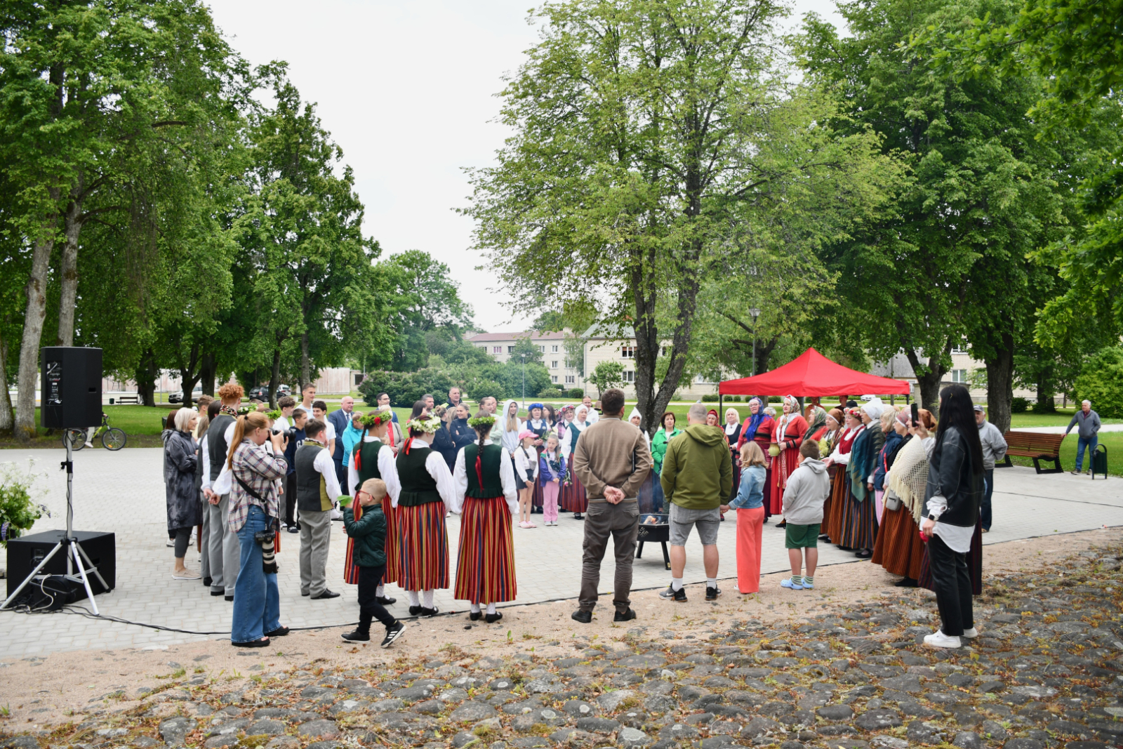 Apmeklētāji ieradušies parkā