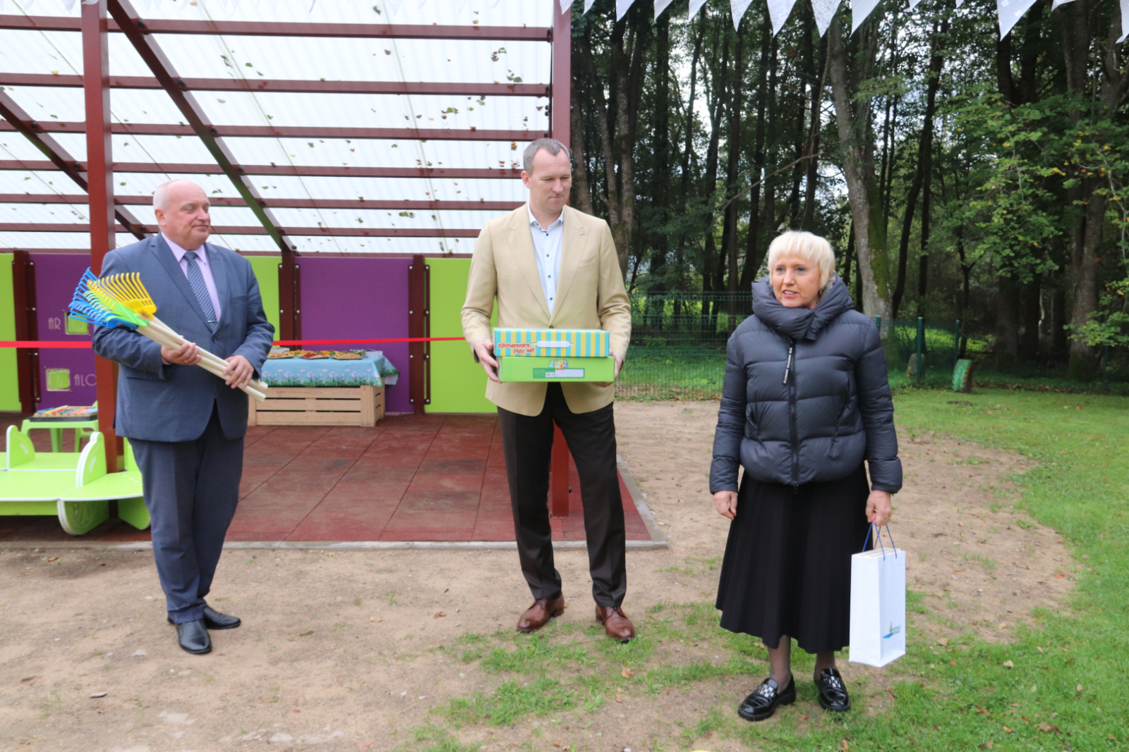 Nojumītes atklāšanā ieradušies priekšsēdētājs, viņa vietnieks un izglītības pārvaldes vadītāja