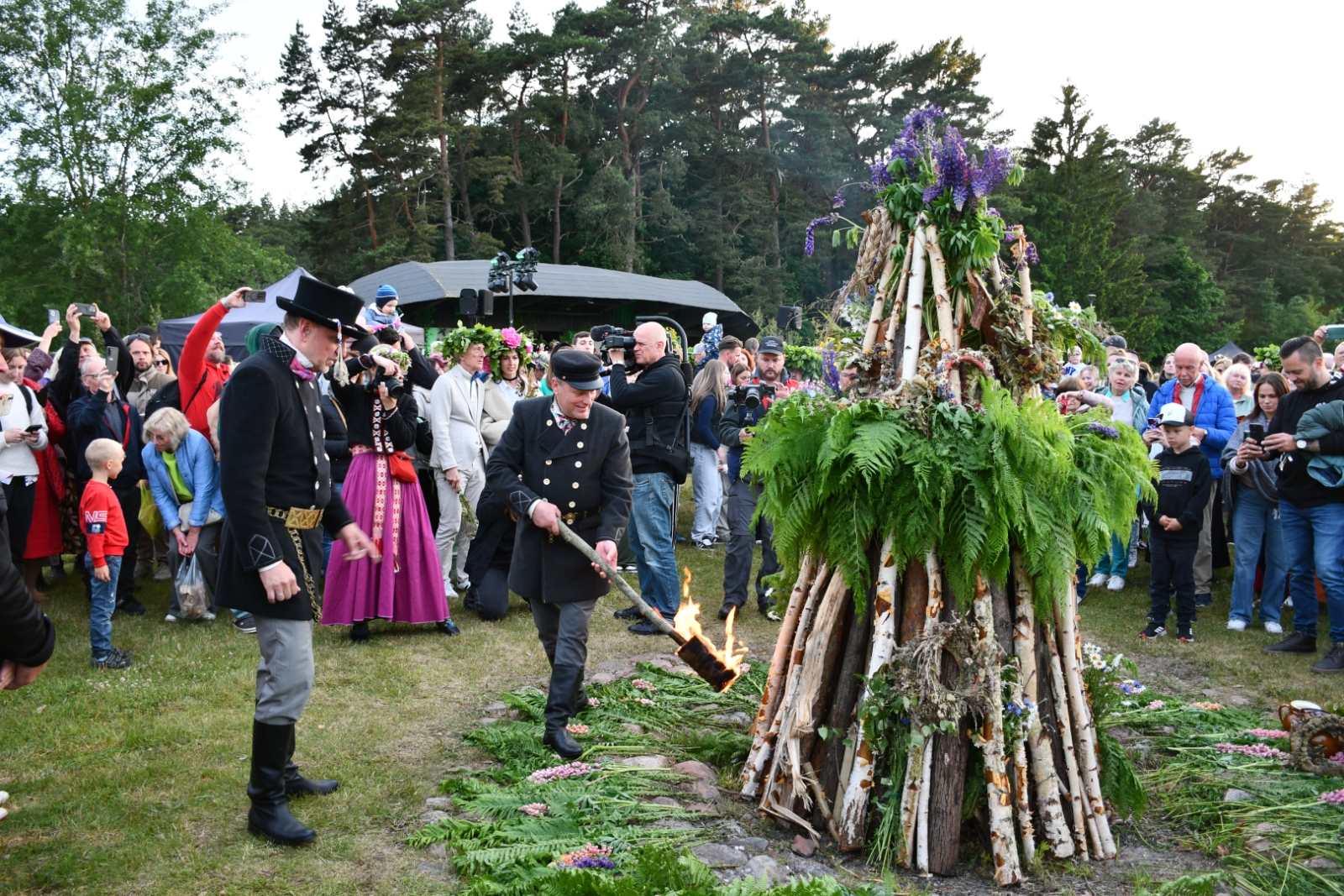 Tiek degts ugunskurs