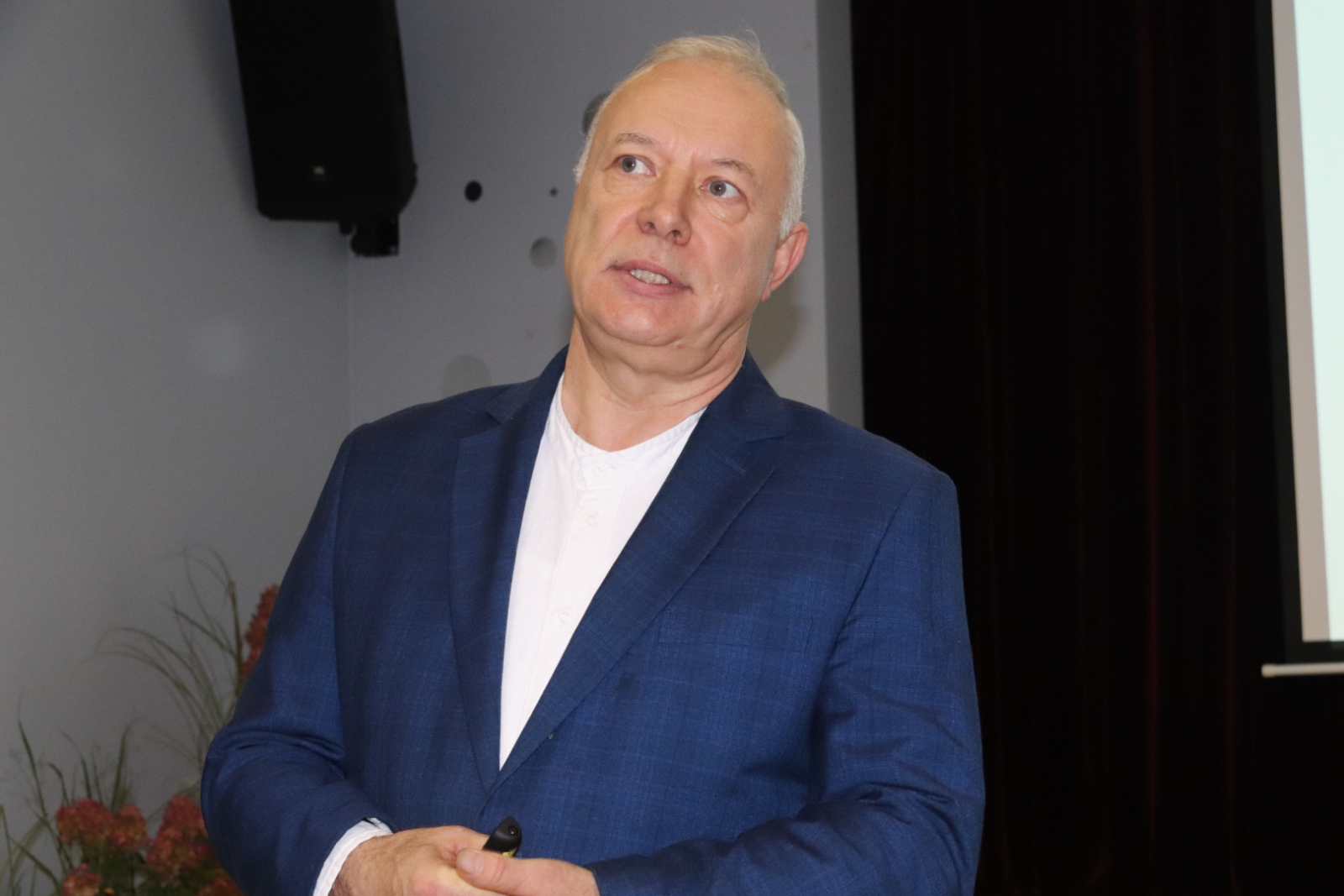 Seniorus iepriecināja mūziķi