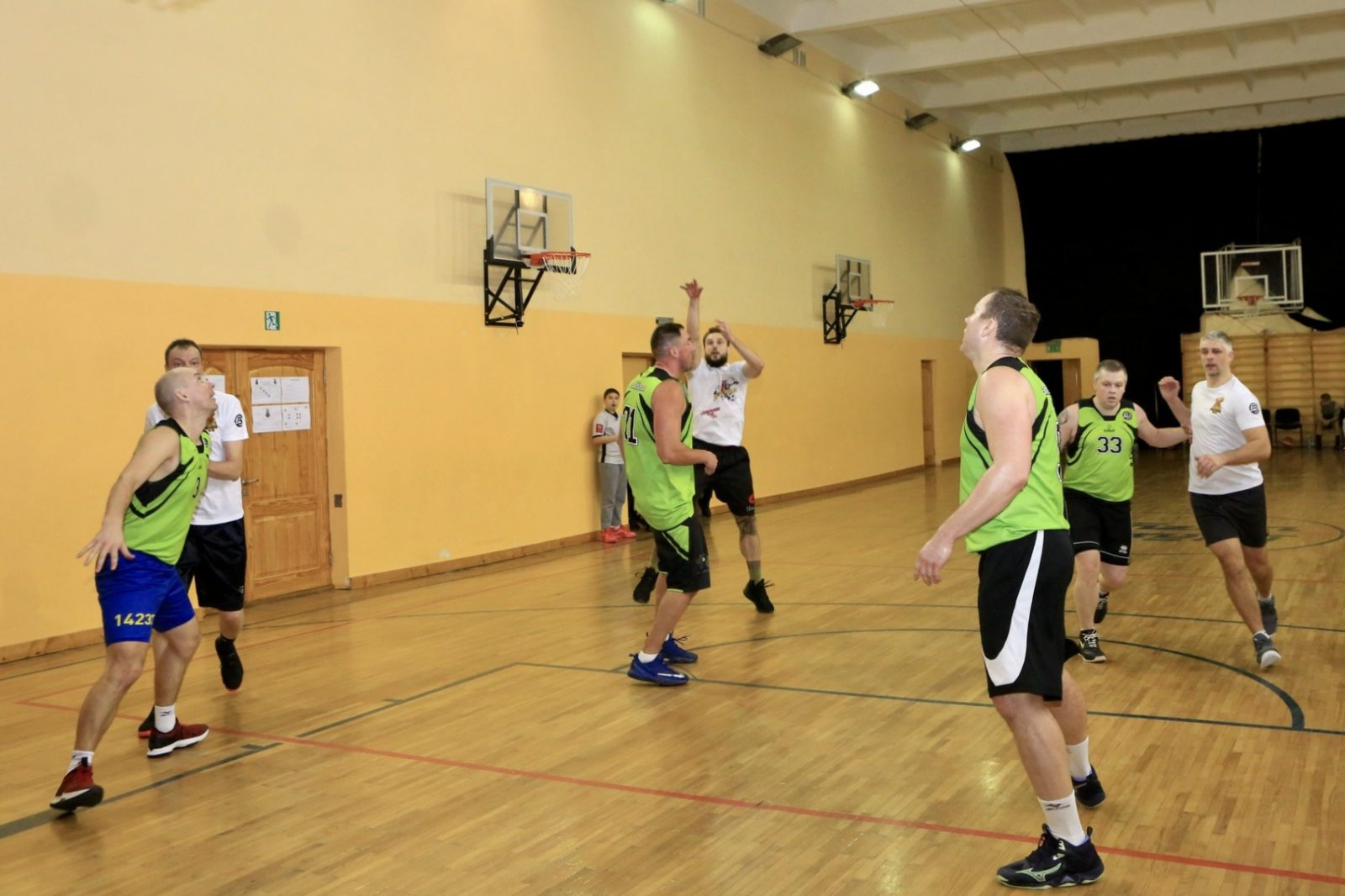 Spēlē basketbolu