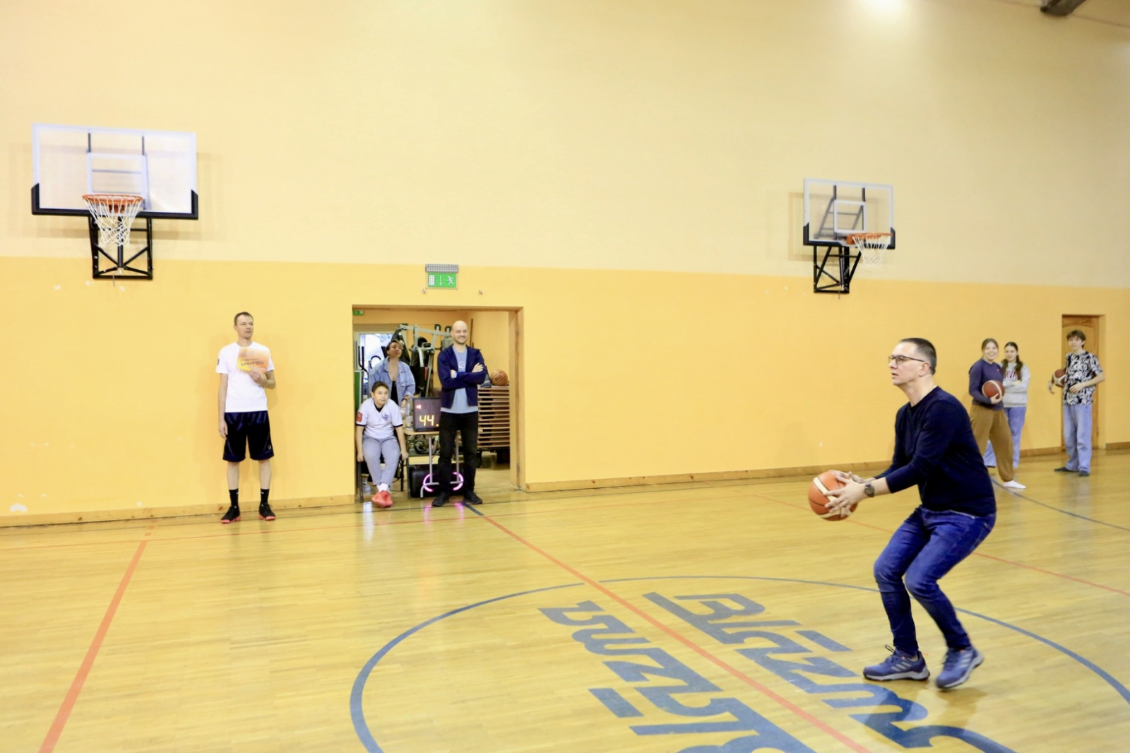 Spēlē basketbolu
