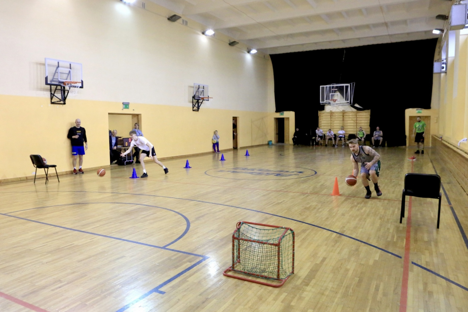 Spēlē basketbolu