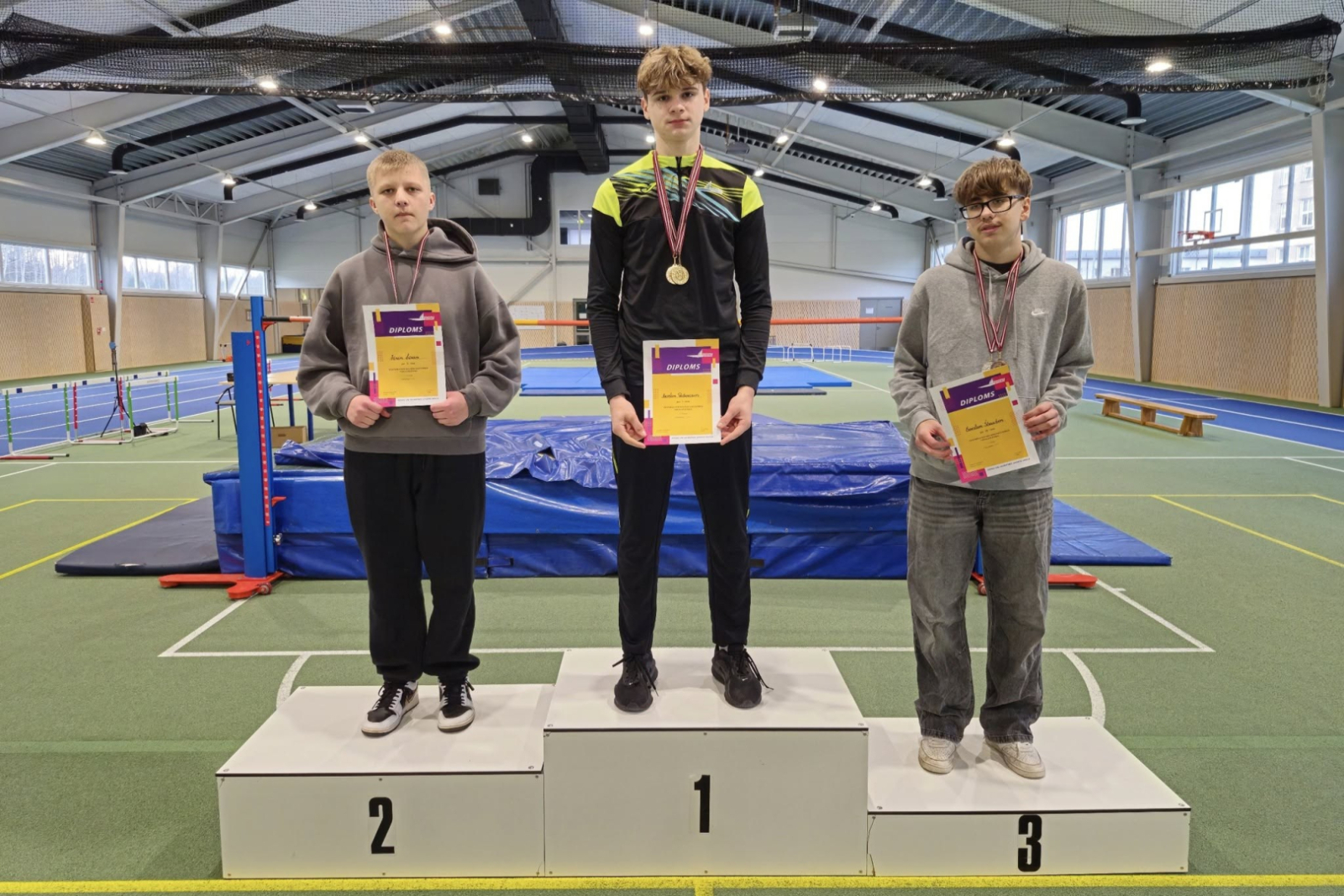U16 lodes grūšanas zēnu pjedestāls