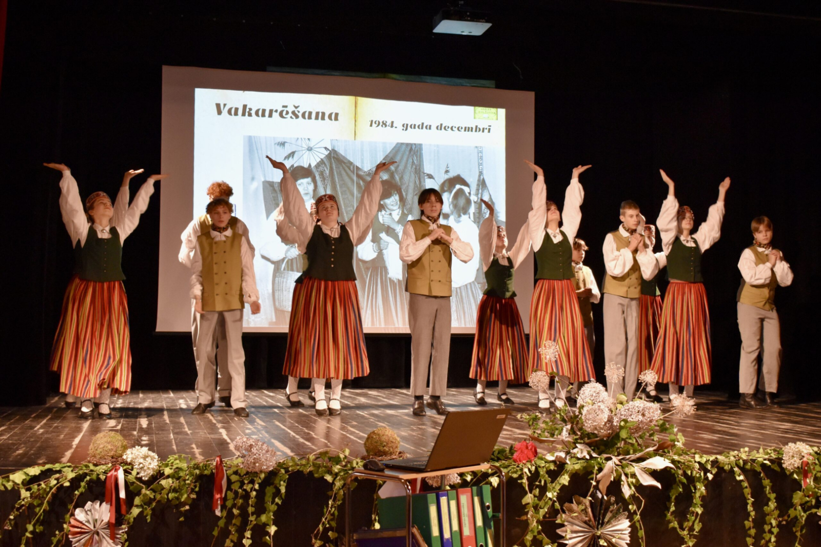 Dejo tautas deju kolektīvs