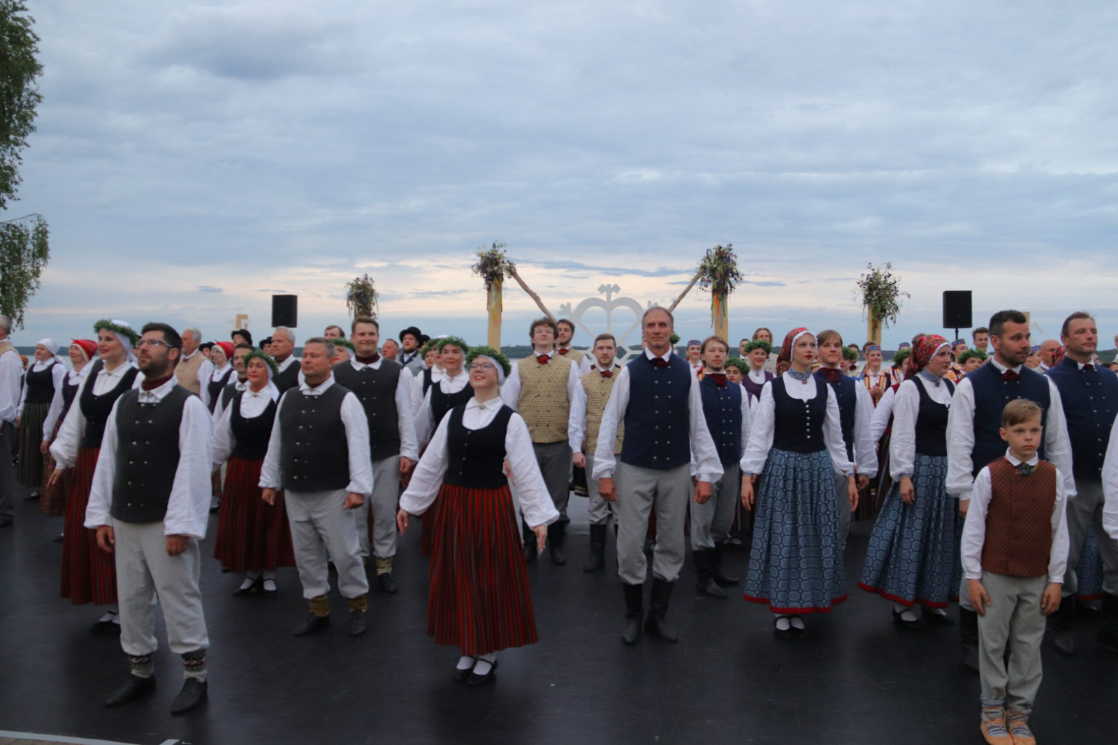 Deju kolektīvi uz skatuves