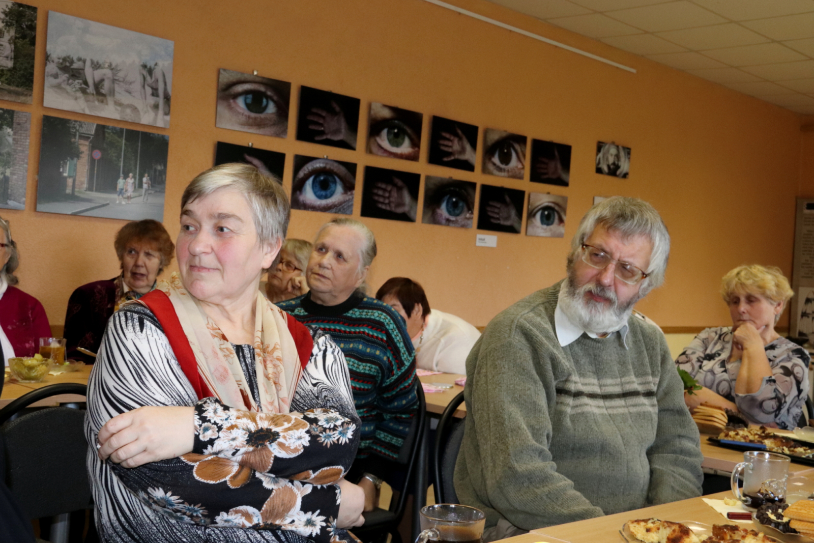 Seniori sēž pie galdiem