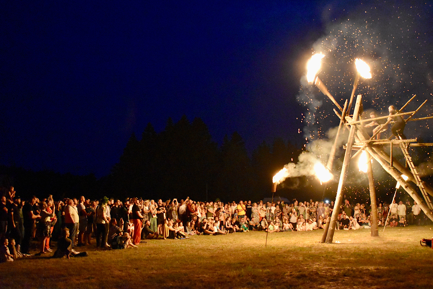 Pasākuma apmeklētāji pie uguns dzirnavām