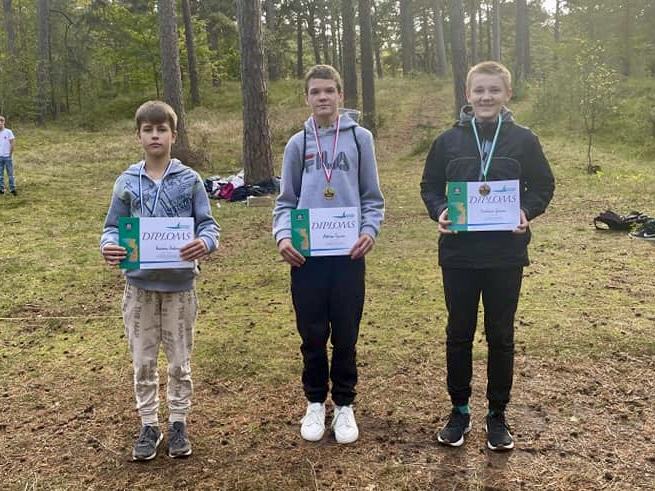Sportisti ar diplomiem un medaļām