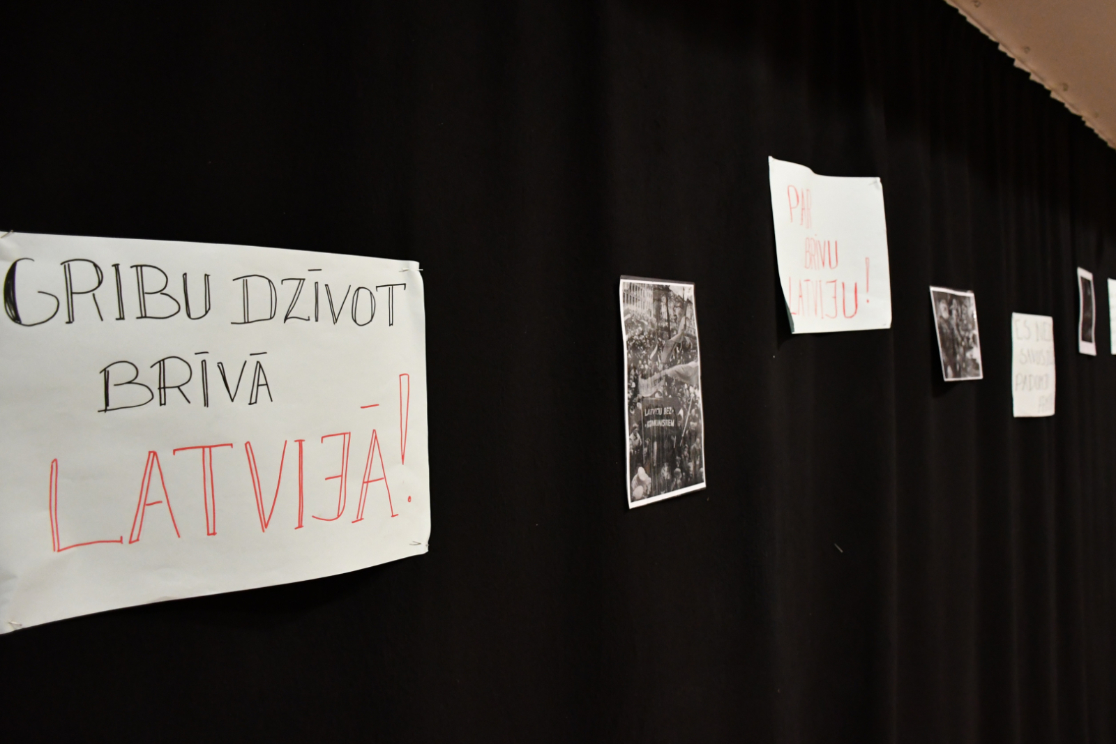Izdekorētas Puzes kultūras nama sienas