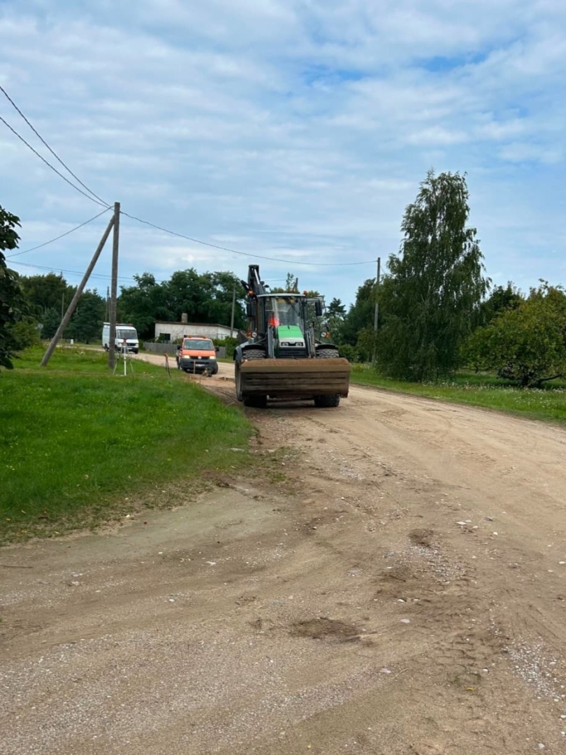 Ventspils novada Jūrkalnes pagastā ar Eiropas Savienības fonda atbalstu veic ceļa posma pārbūves darbus  