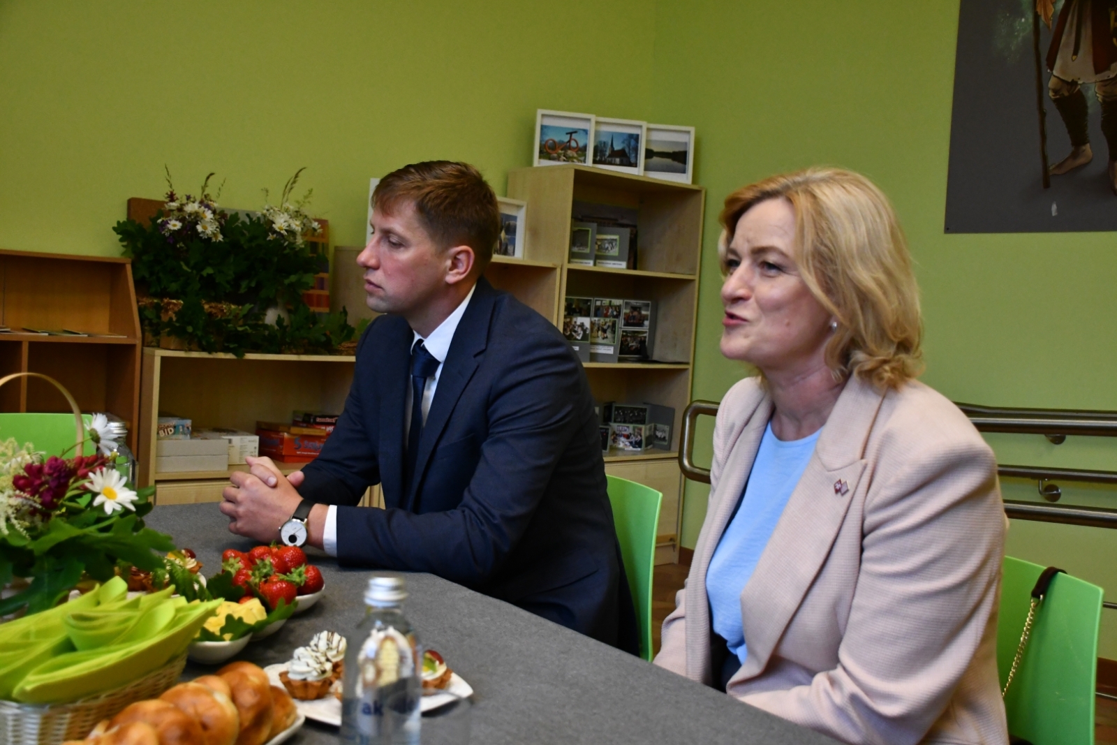 Izglītības un zinātnes ministre Ilze Indriksone reģionālajā vizītē apmeklē Ugāles vidusskolu