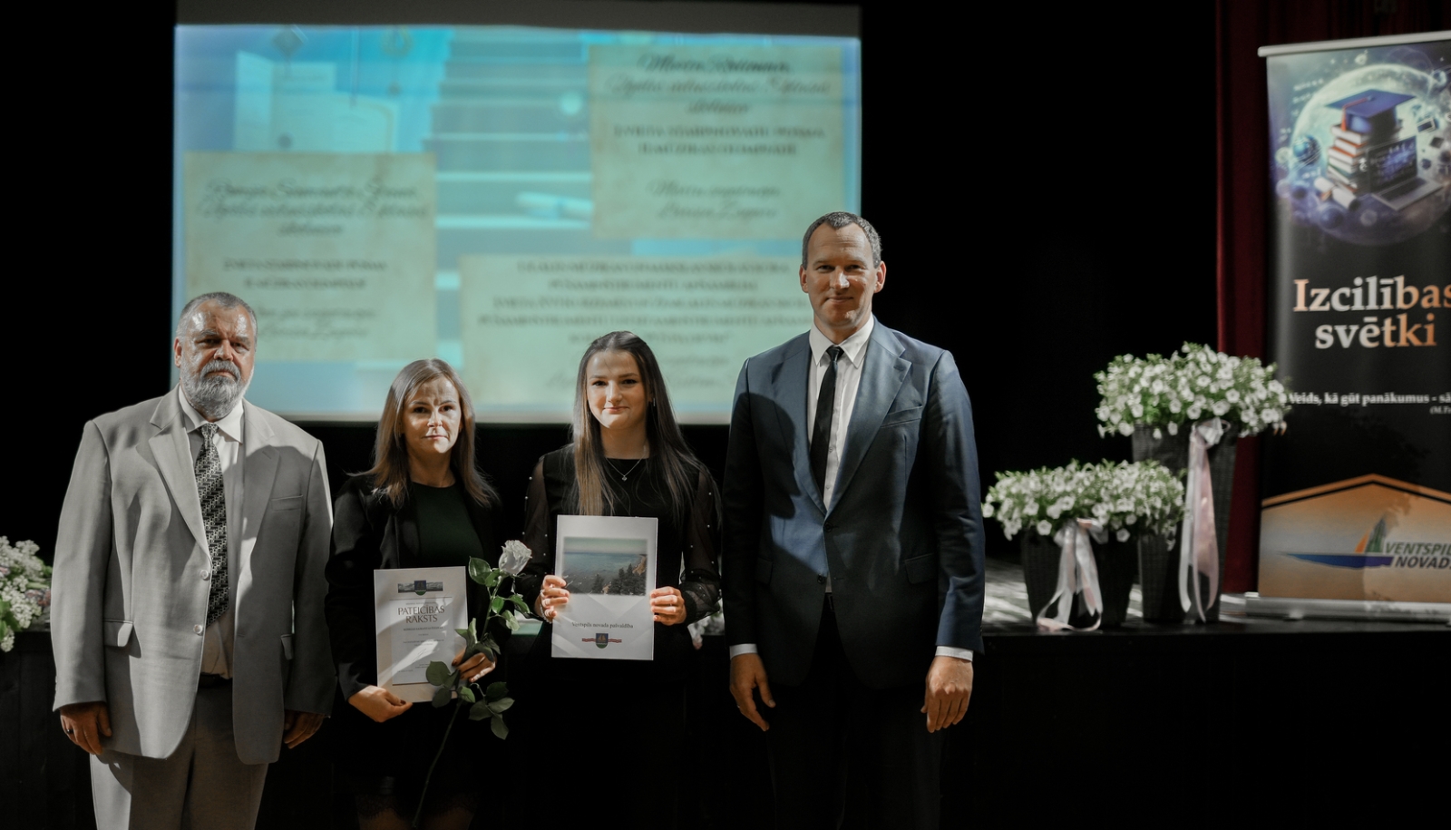 Ugāles tautas namā notika skolēnu godināšana