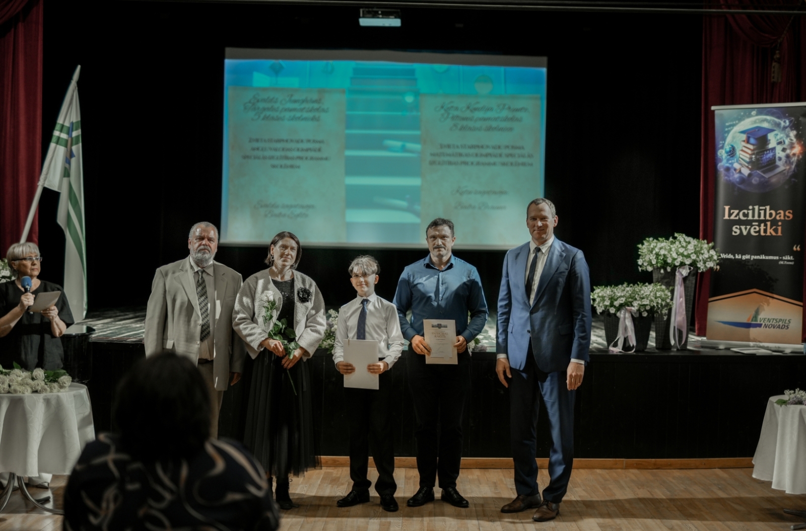 Ugāles tautas namā notika skolēnu godināšana