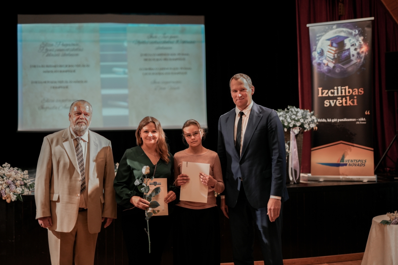 Ugāles tautas namā notika skolēnu godināšana