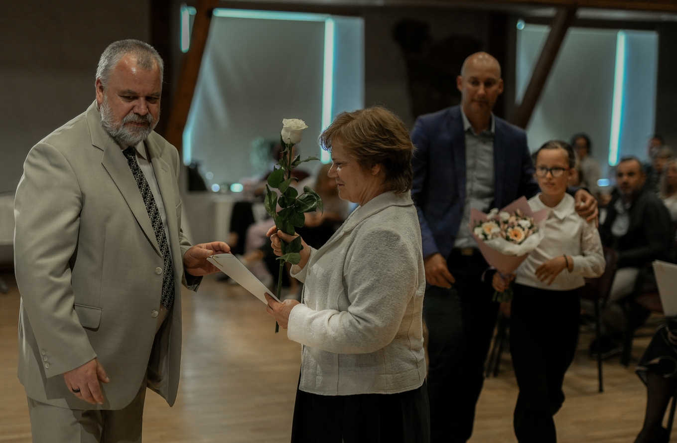 Ugālē sveic pedagogus un izcilniekus