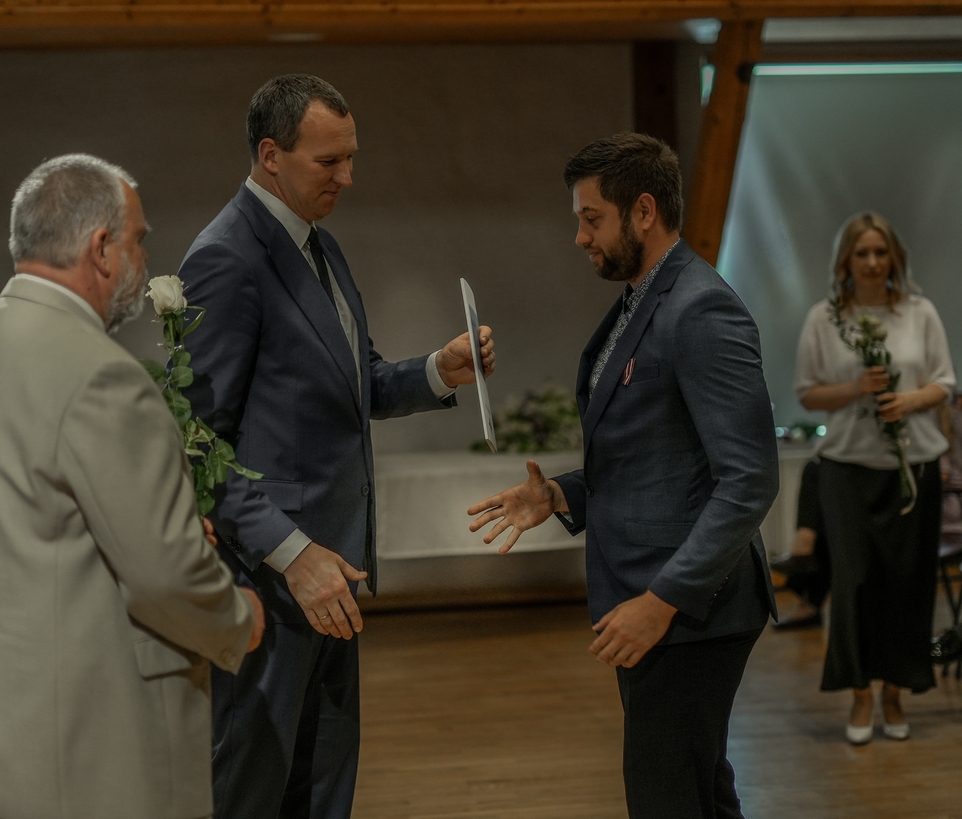 Ugālē sveic pedagogus un izcilniekus