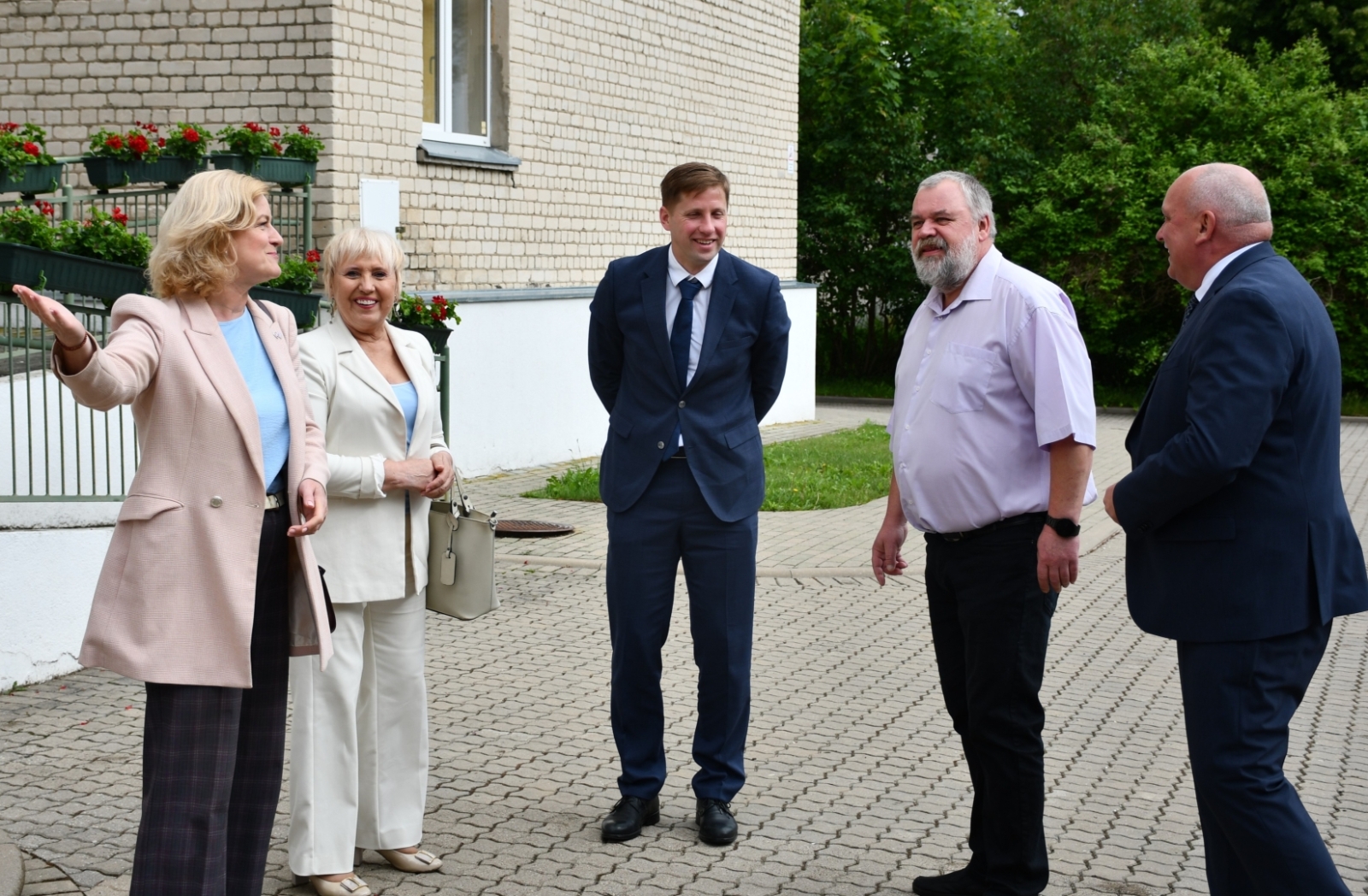 Izglītības un zinātnes ministre Ilze Indriksone reģionālajā vizītē apmeklē Ugāles vidusskolu