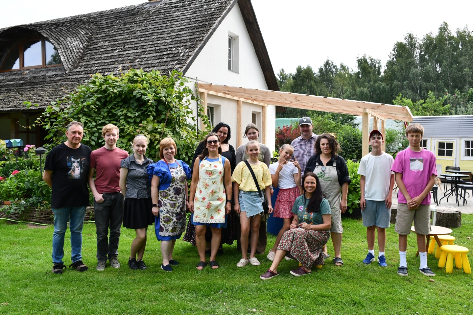 Mājas kafejnīcas “Pļavas garša: Kliņģeru pop-up dzīres” saimnieki un palīgi