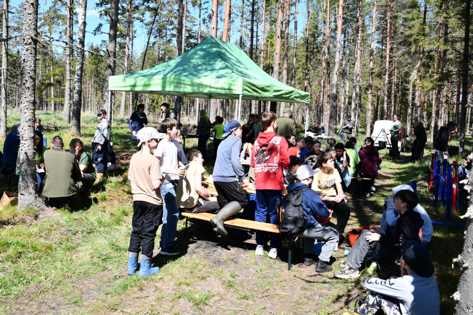 Jaunieši pusdienās