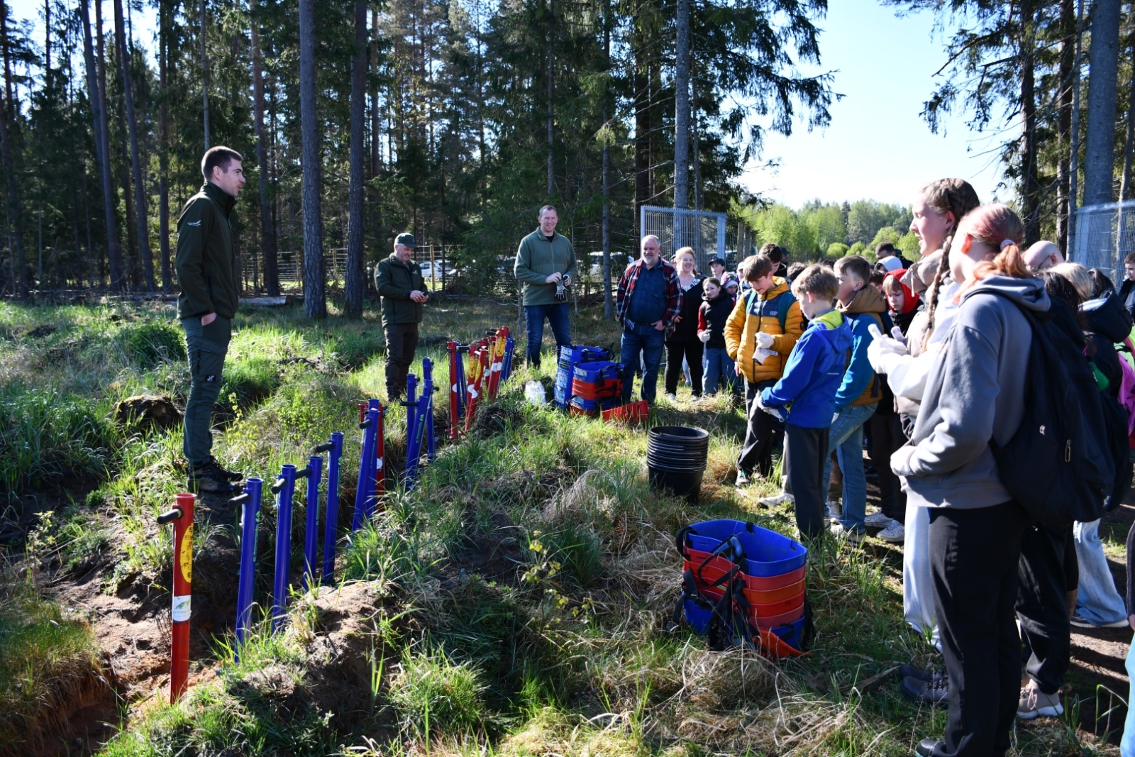 Jauniešus apmāca par darbarīkiem