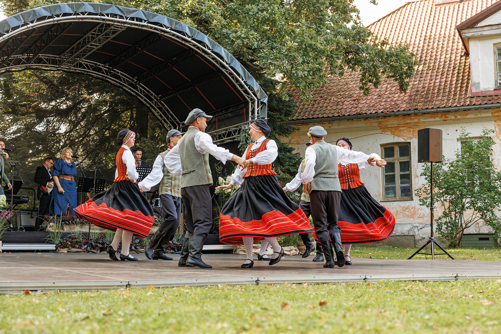 Novada svētkos uzstājās novada amatierkolektīvi