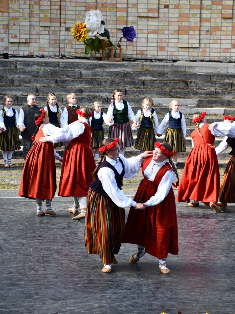Jaunieši dejo
