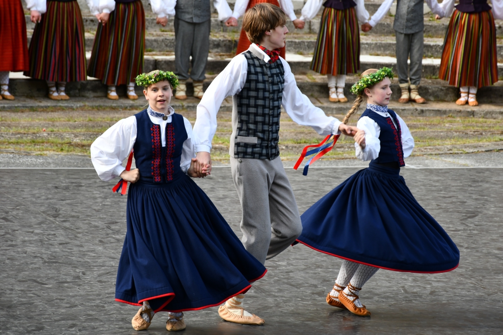 Jaunieši dejo