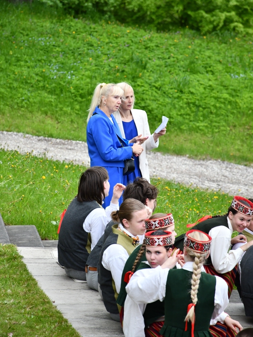 Deju kolektīvu vadītājas sarunā