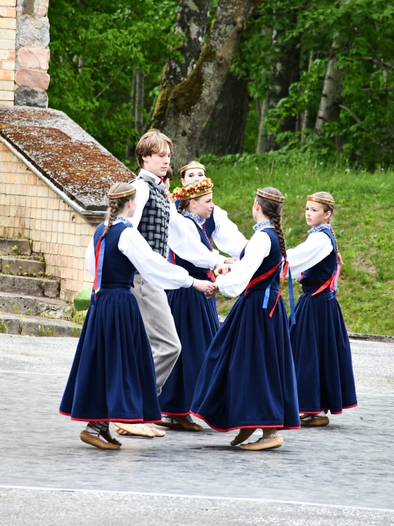 Jaunieši dejo