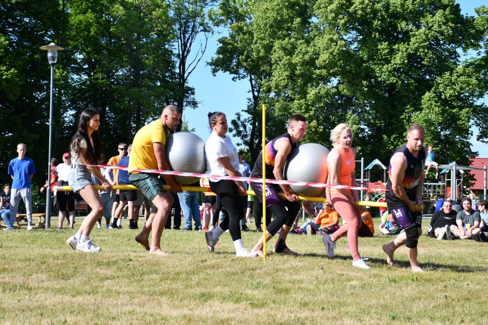 Popē notika sporta spēles