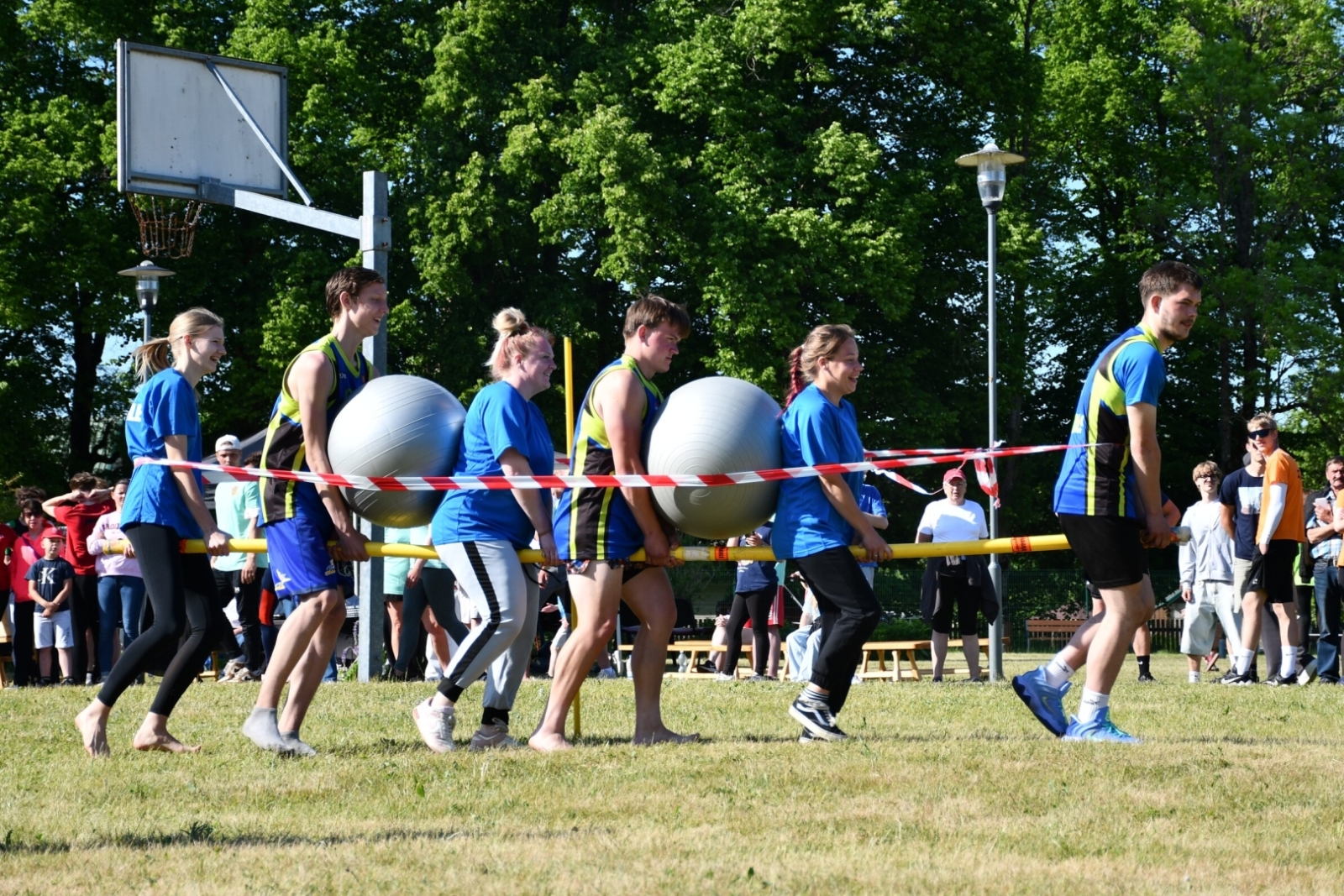 Popē notika sporta spēles