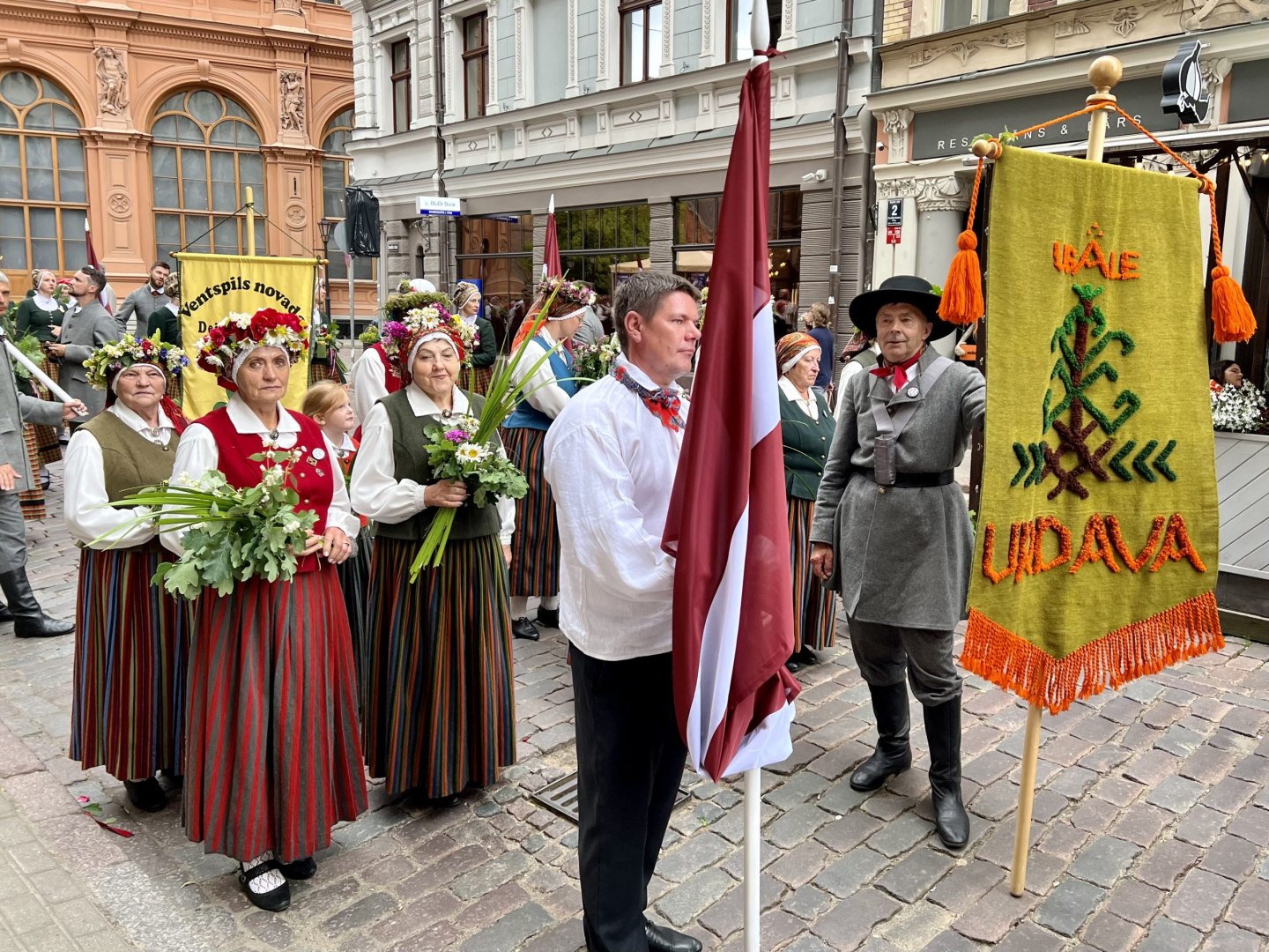 Svētku dalībnieki gatavojas gājienam
