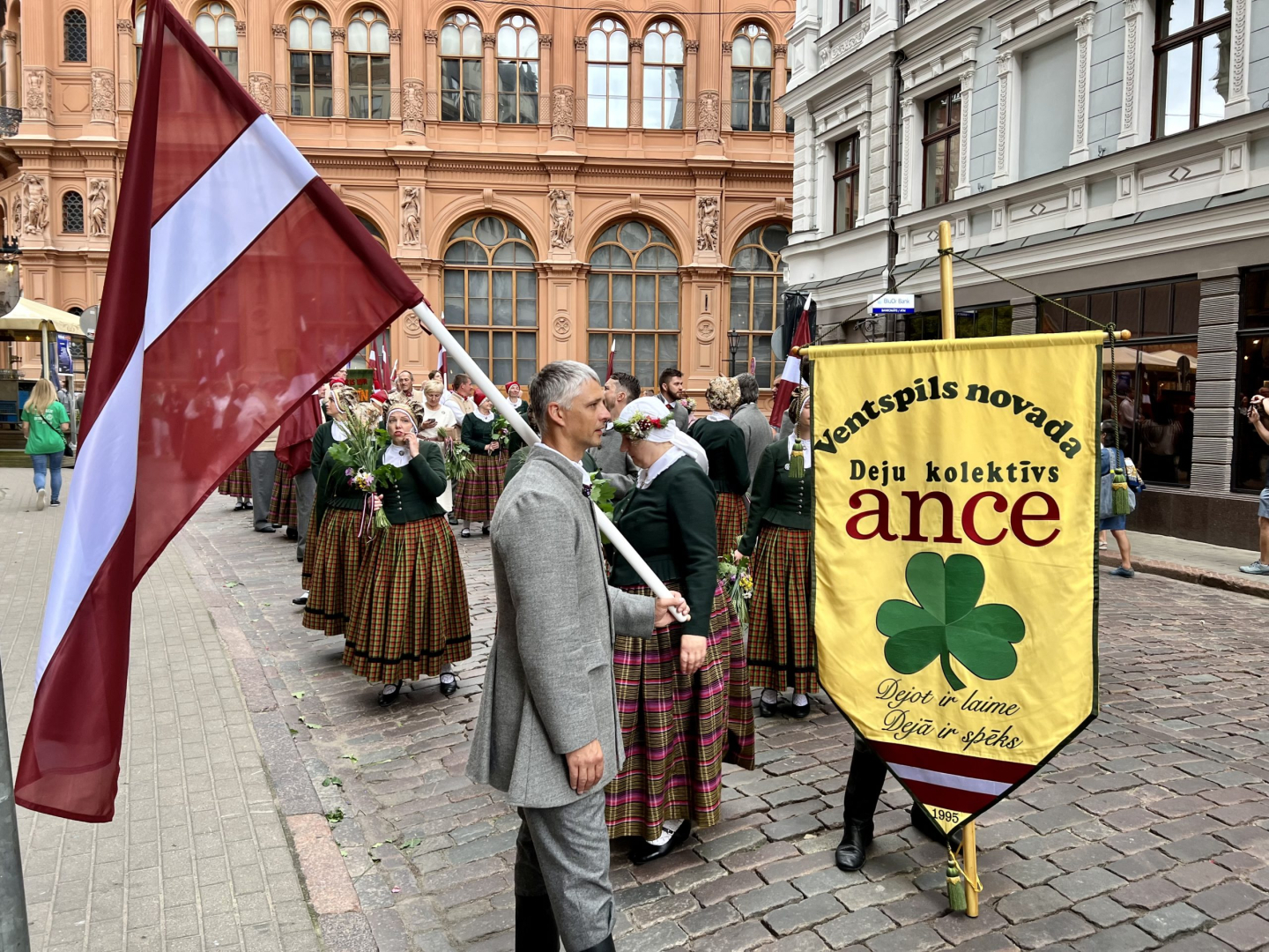 Svētku dalībnieki gatavojas gājienam