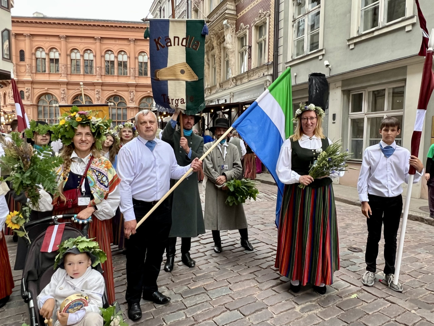 Svētku dalībnieki gatavojas gājienam