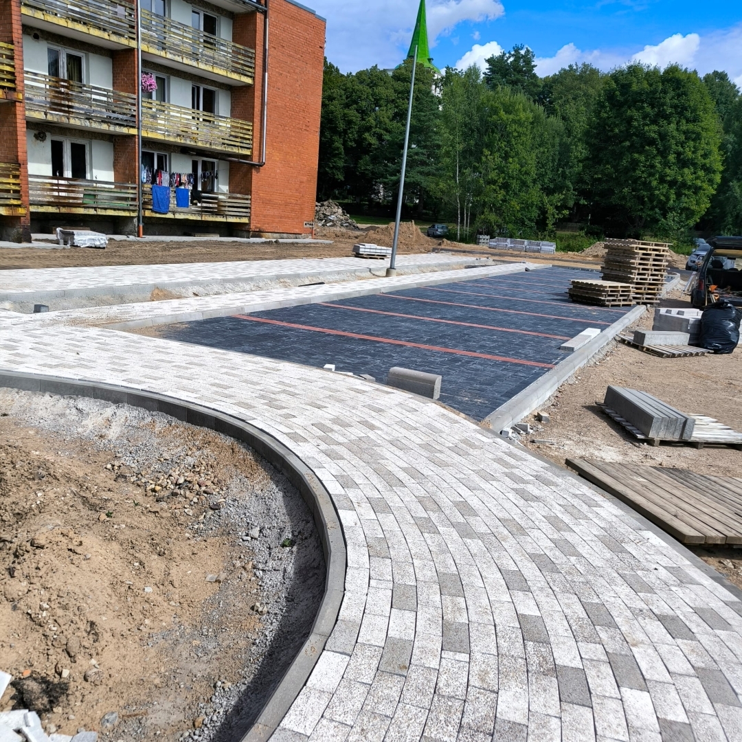 Zlēkās turpinās publiskās ārtelpas pārbūves un teritorijas labiekārtošanas darbi 