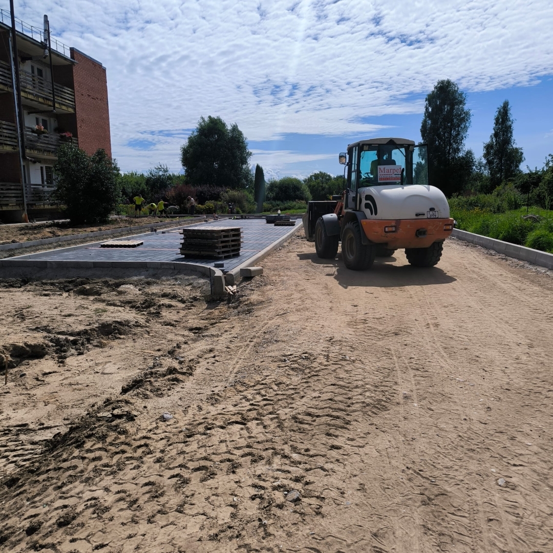 Zlēkās turpinās publiskās ārtelpas pārbūves un teritorijas labiekārtošanas darbi 