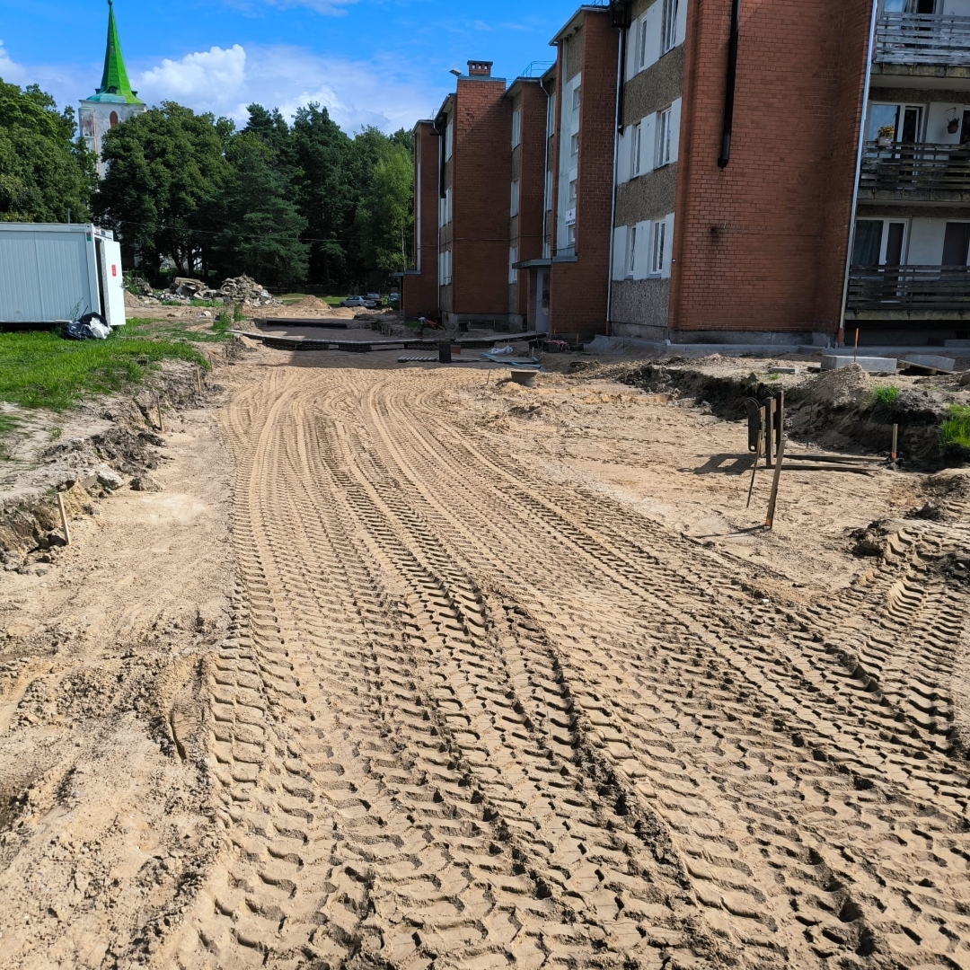 Zlēkās turpinās publiskās ārtelpas pārbūves un teritorijas labiekārtošanas darbi 
