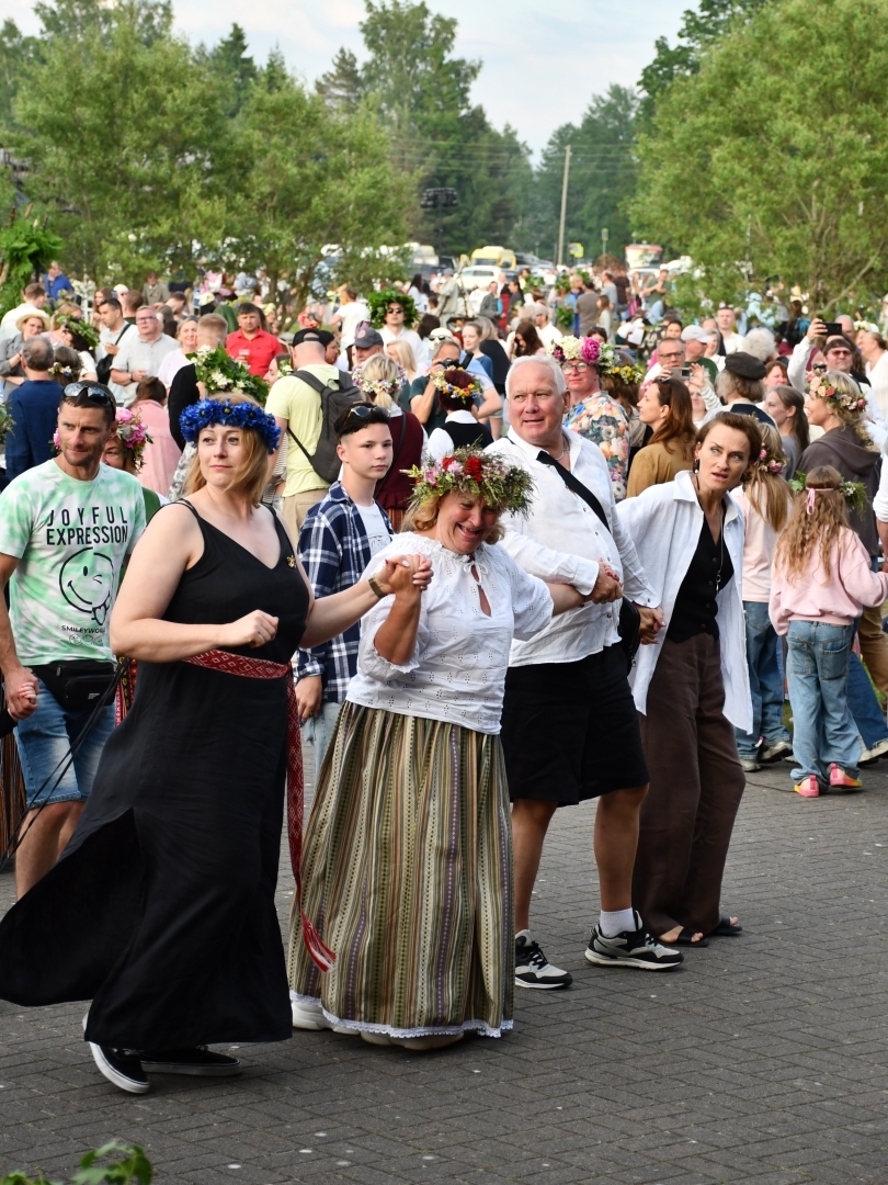 Saulgrieži aizvadīti silti un sirsnīgi