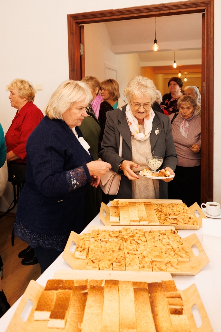 Seniori bauda gardas uzkodas
