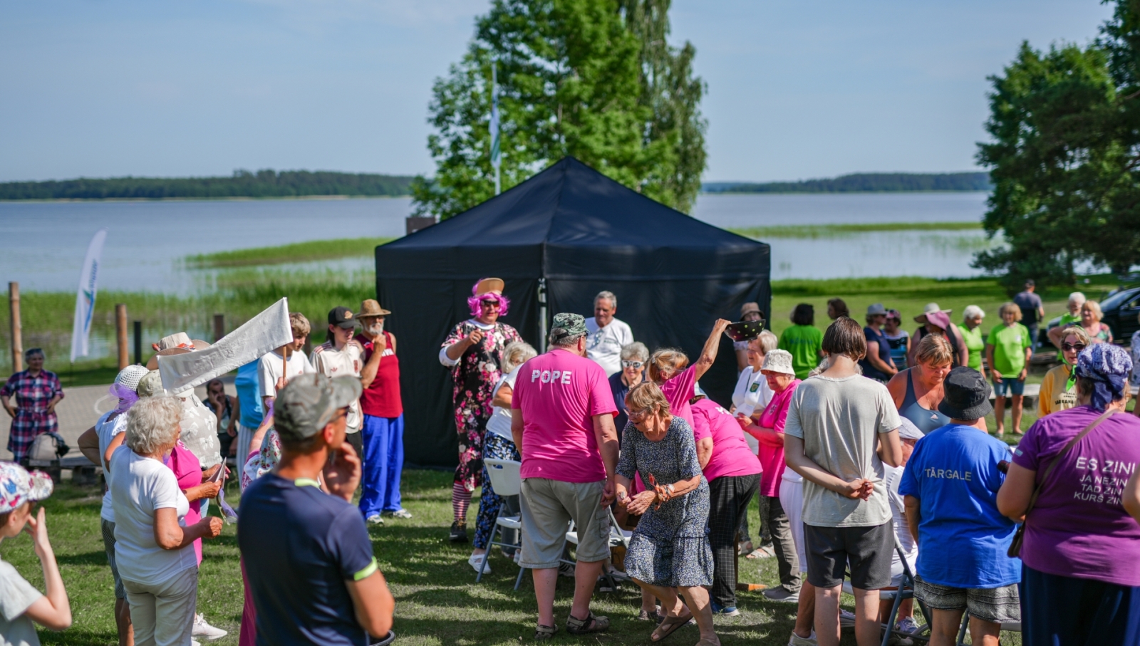 Seniori piedalās sportiskās aktivitātēs