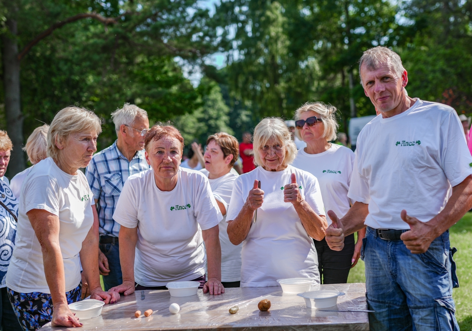 Seniori piedalās sportiskās aktivitātēs