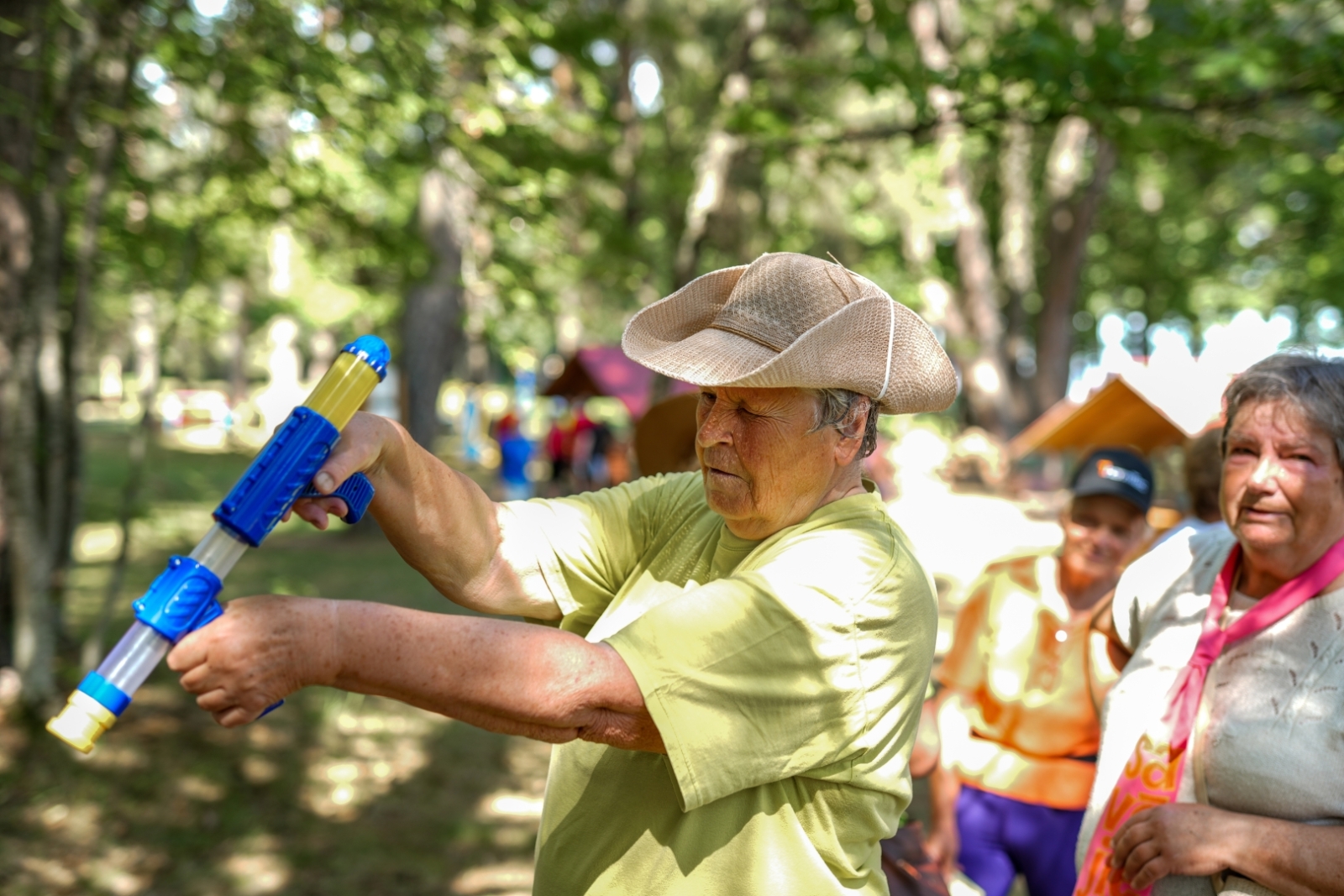 Seniori piedalās sportiskās aktivitātēs