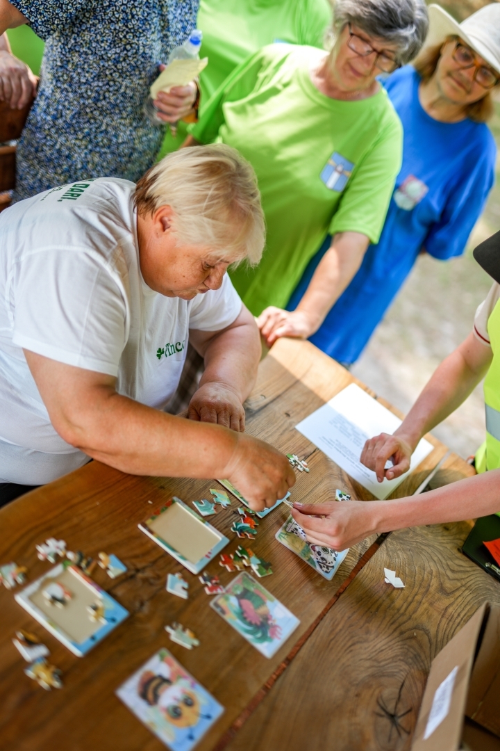 Seniori piedalās sportiskās aktivitātēs
