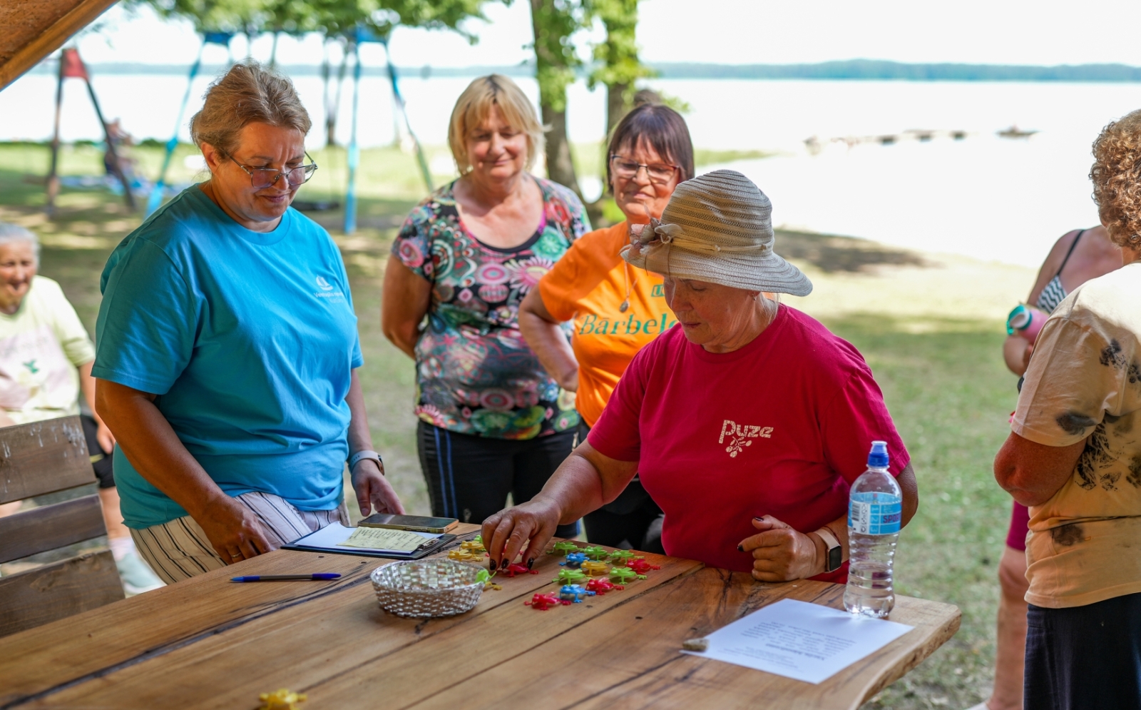 Seniori piedalās sportiskās aktivitātēs